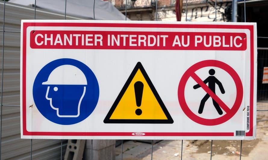 L’importance de la visibilité et du design dans les panneaux de chantier pour une communication efficace